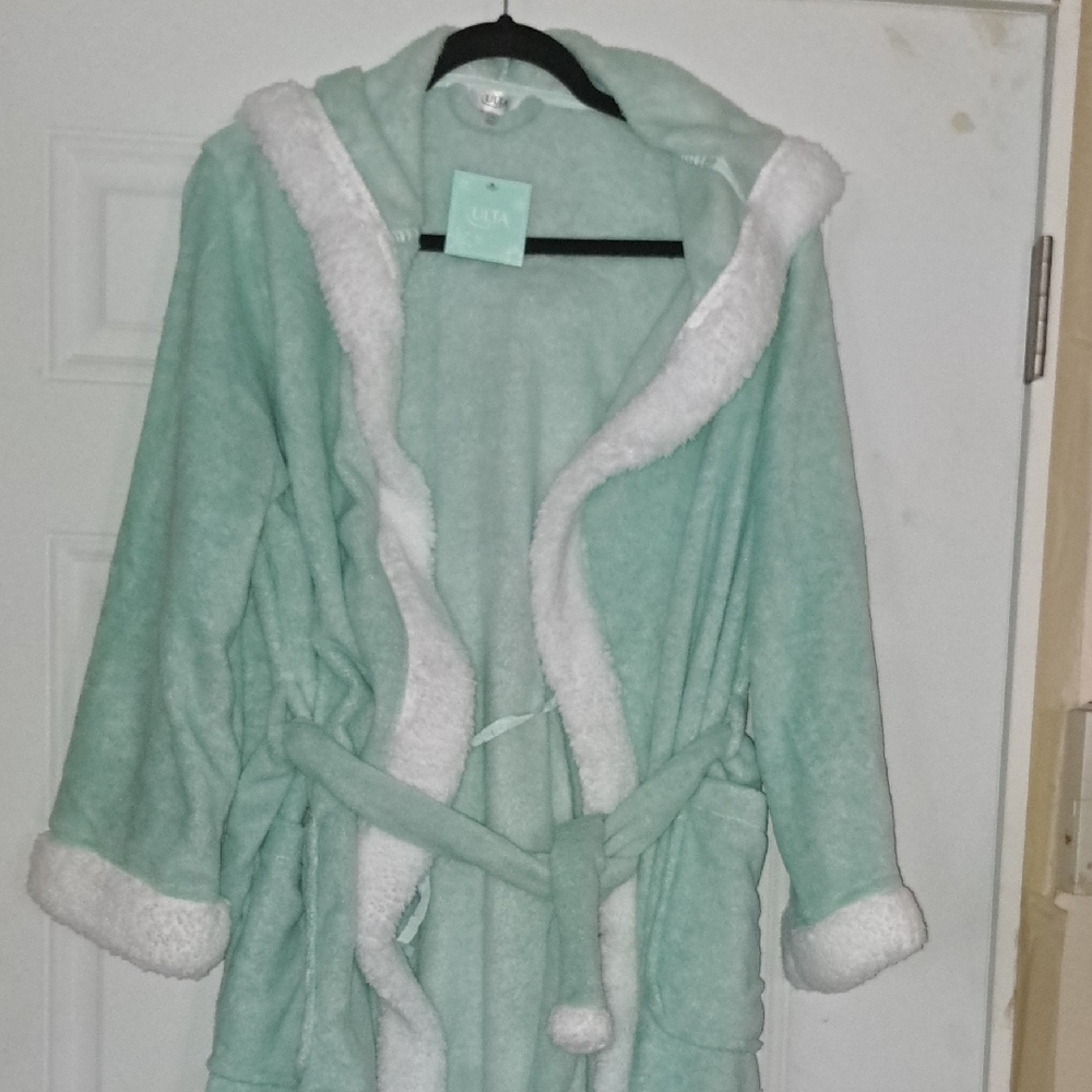 Ulta Beauty Soft Mint Robe with White Accents L,XL - Picture 3 of 8